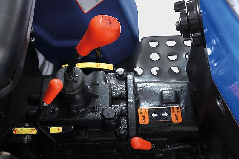 Solis 16 Frontlader / Ackerstollenbereifung / STVO / Allrad