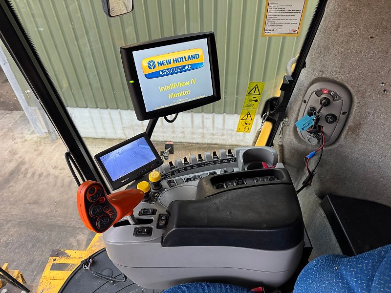 New Holland CR9080 c/w 30ft Varifeed Header