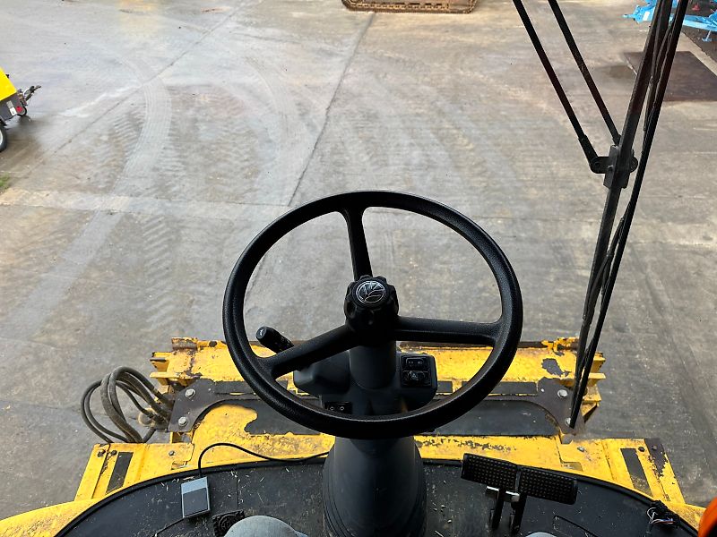 New Holland CR9080 c/w 30ft Varifeed Header