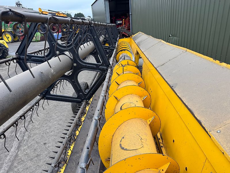 New Holland CR9080 c/w 30ft Varifeed Header