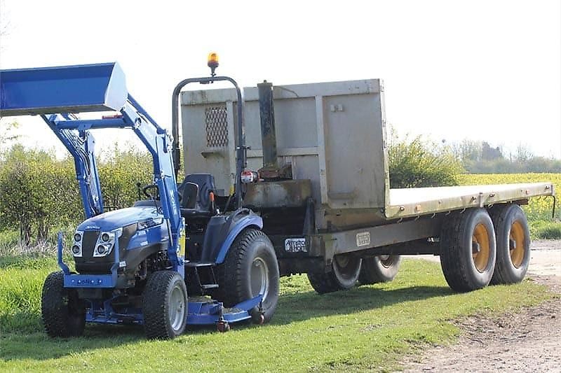 Solis 26 HST Frontlader Kleintraktor Ackerstollenbereifung