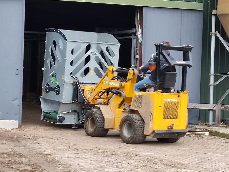 VDMJ Stable Boy Ballenauflöser Einstreumaschine Heuverteiler Quaderballen