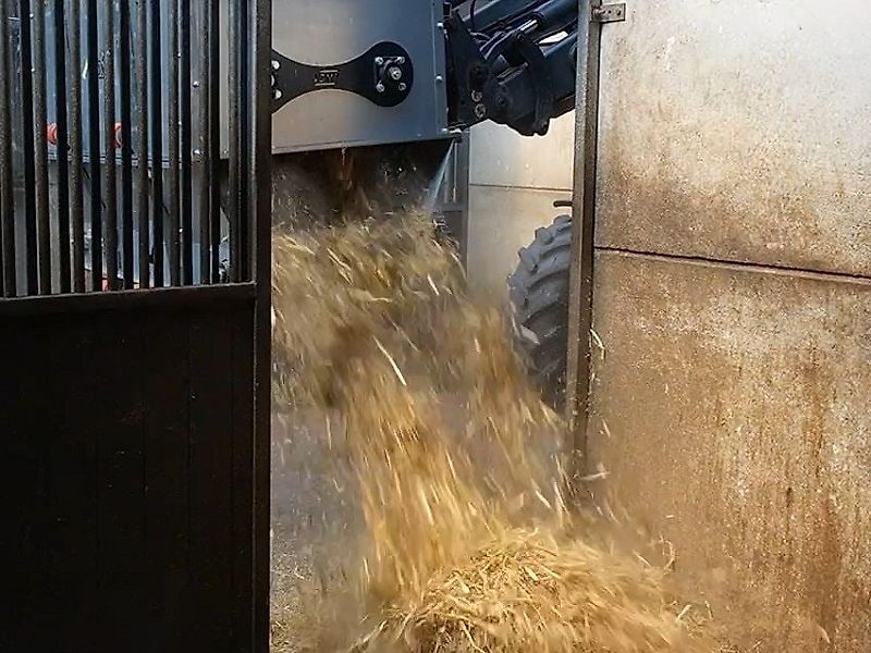 VDMJ Stable Boy Ballenauflöser Einstreumaschine Heuverteiler Quaderballen
