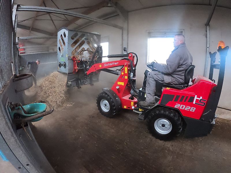 VDMJ Stable Boy Ballenauflöser Einstreumaschine Heuverteiler Quaderballen