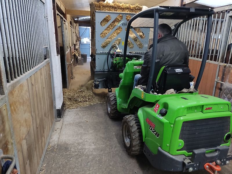 VDMJ Stable Boy Ballenauflöser Einstreumaschine Heuverteiler Quaderballen