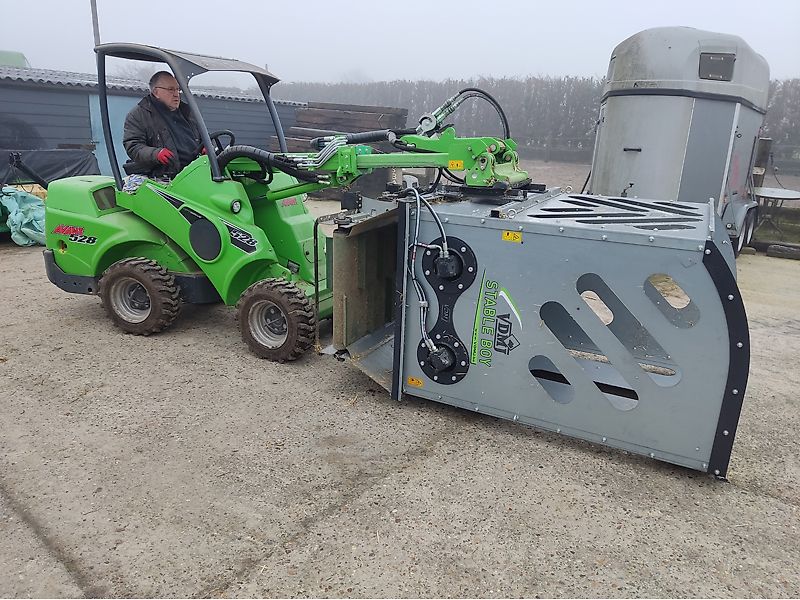 VDMJ Stable Boy Ballenauflöser Einstreumaschine Heuverteiler Quaderballen