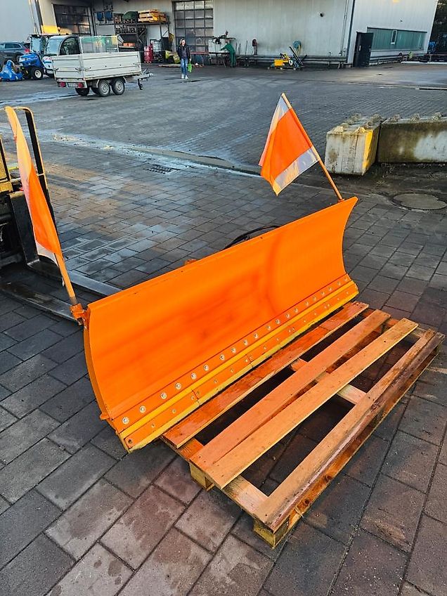 Schneeräumschild RSS200 cm von ISEKI mit Kuppeldreieck Hydraulik