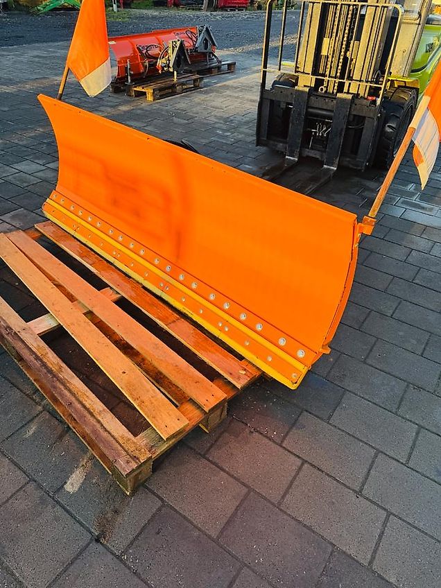 Schneeräumschild RSS200 cm von ISEKI mit Kuppeldreieck Hydraulik