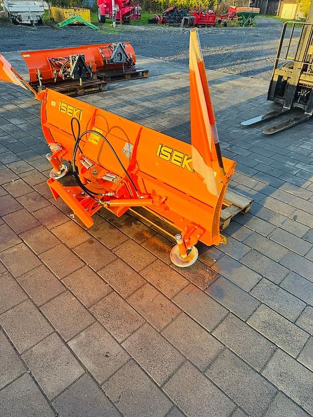 Schneeräumschild RSS200 cm von ISEKI mit Kuppeldreieck Hydraulik