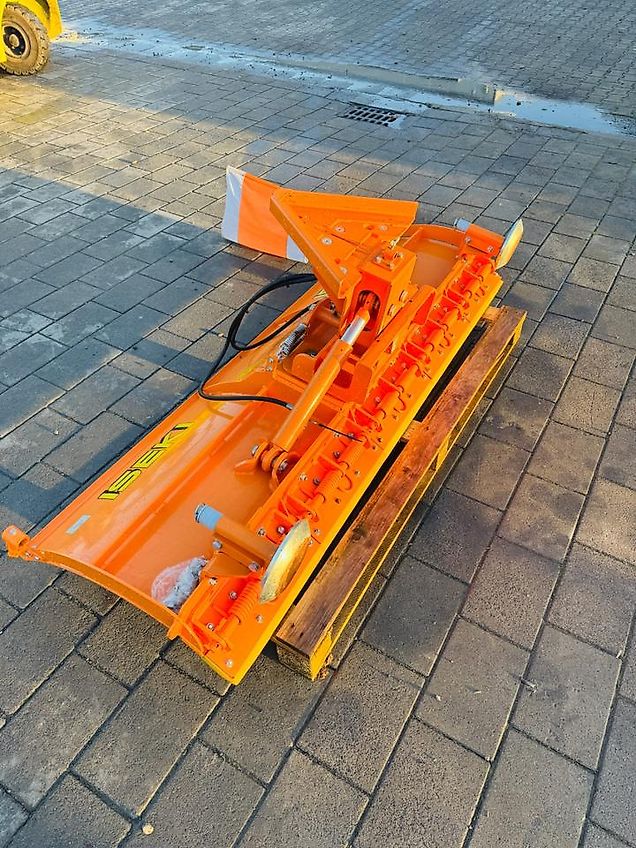 Schneeräumschild RSS200 cm von ISEKI mit Kuppeldreieck Hydraulik