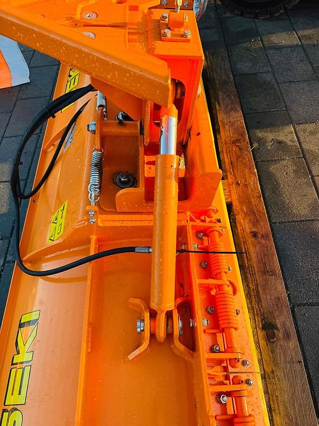 Schneeräumschild RSS200 cm von ISEKI mit Kuppeldreieck Hydraulik