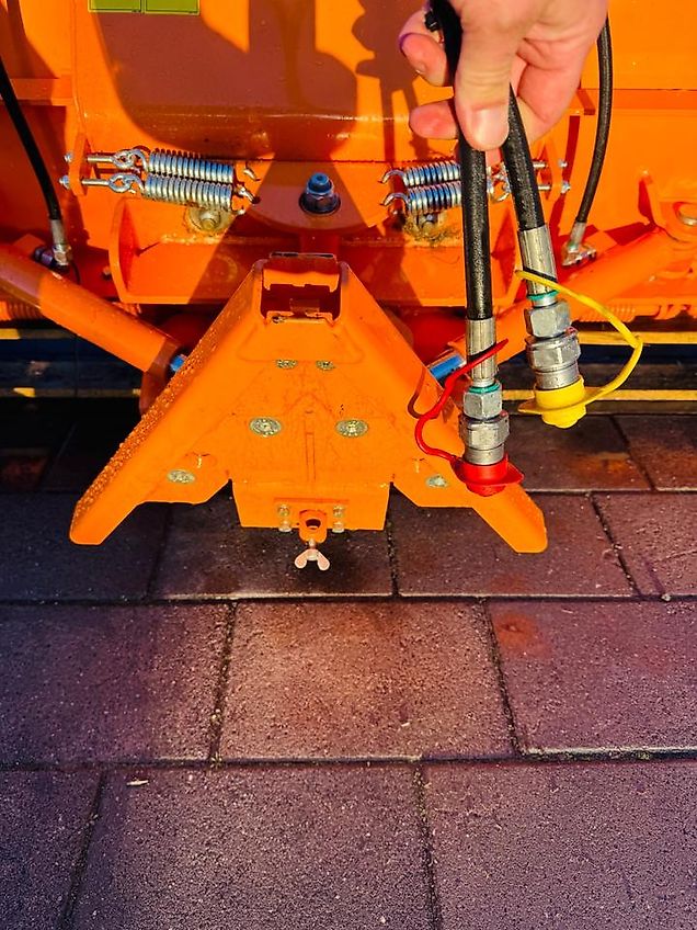 Schneeräumschild RSS200 cm von ISEKI mit Kuppeldreieck Hydraulik