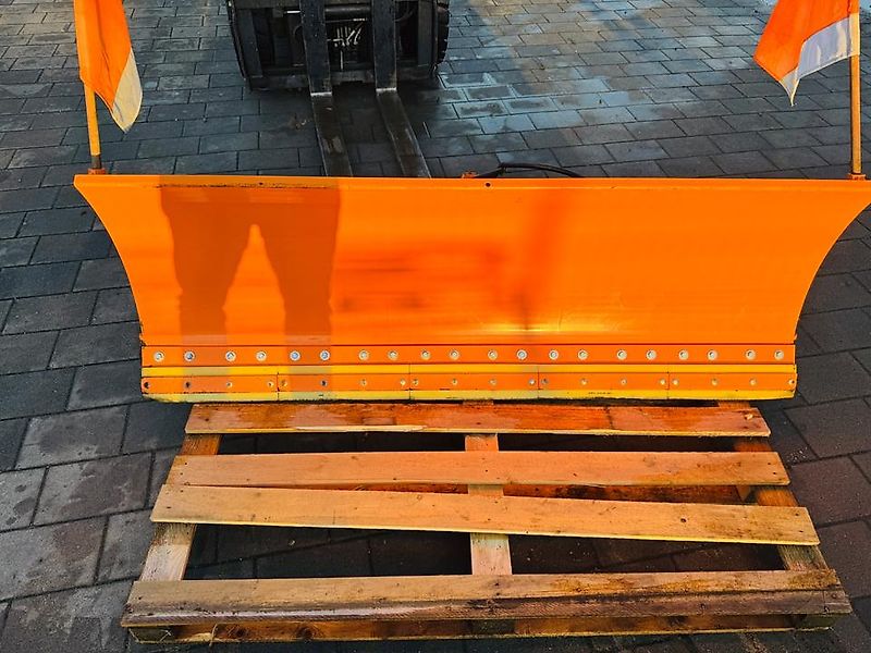 Schneeräumschild RSS200 cm von ISEKI mit Kuppeldreieck Hydraulik