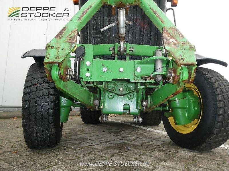 John Deere 3046R