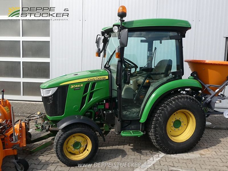 John Deere 3046R