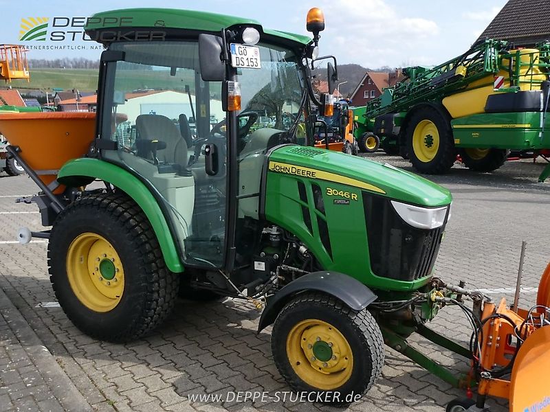 John Deere 3046R