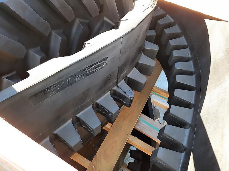 Loc Performance LLC 762mm (30") Loc Trackman Rubber Tracks to fit John Deere 8RT Tractors