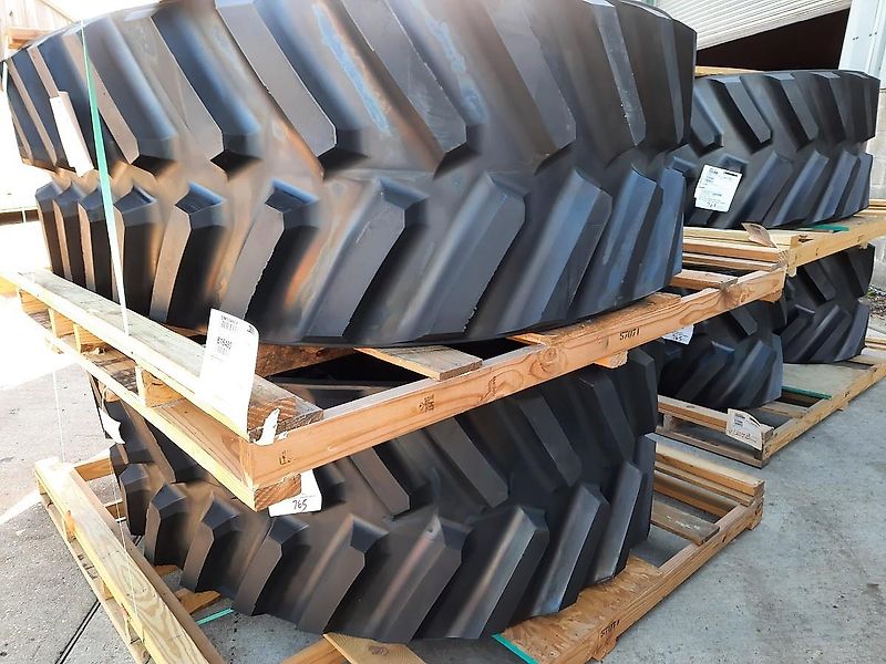 Loc Performance LLC 762mm (30") Loc Trackman Rubber Tracks to fit John Deere 8RT Tractors
