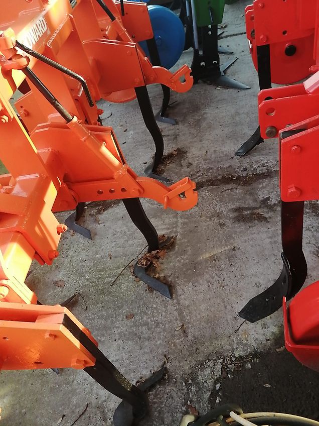 Howard Kongskilde Becker Howard kein Maschio Kerner Amazone Lemken Frontgrubber 250 cm Arbeitsbreite alle 7 Stiele sind auf einem stabile Tragrahmen geschraubt zur universellen Arbeitseinstellung 2 große Stützräder zur exakten Tiefeneinstellung mit Hitch & Zapf