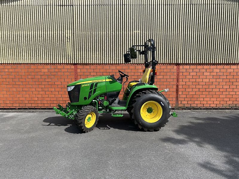John Deere 3046R