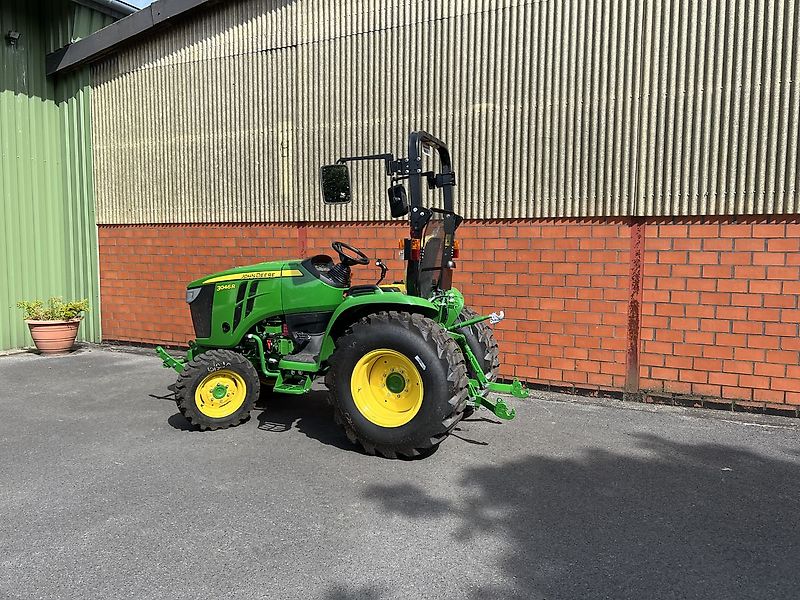 John Deere 3046R