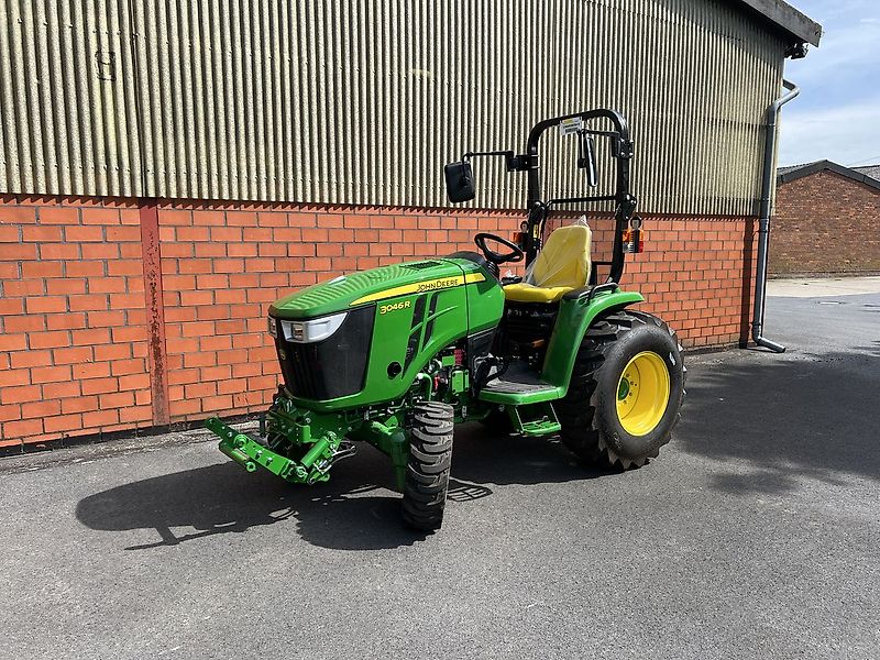 John Deere 3046R