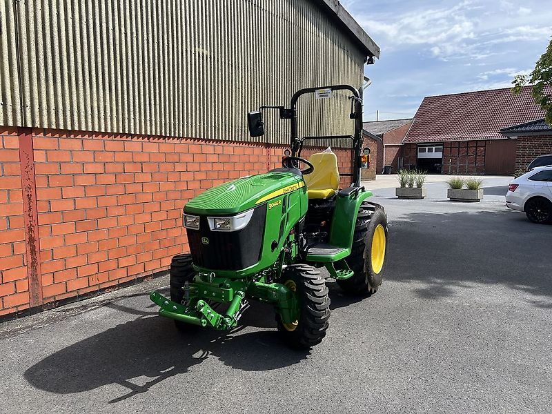 John Deere 3046R