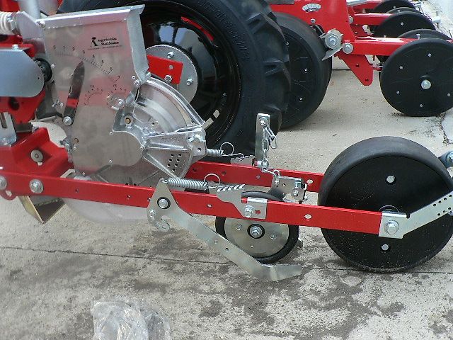 Agricola Italiana SN 2 - 130 , pneumatische Feinsaehmaschine , Zwillingsreihe ; Ausstellungsmaschine;