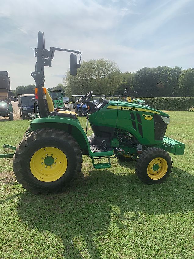 John Deere 3046R ROPS IT