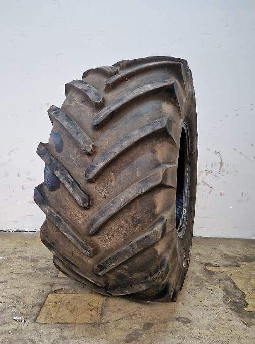 Michelin 800/65R32 Michelin Megaxbib 172B 38/25MM gebruikt iets schuin/ oppervlakig scheurtje DOT1212