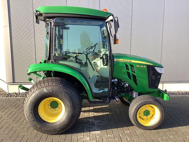 John Deere 3039R